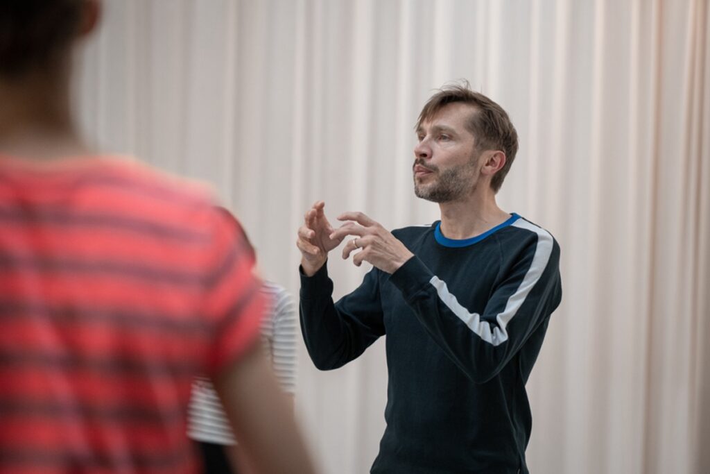 Caspar Schjelbred guiding participants in an Impro Supreme physical improvisation workshop.